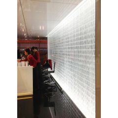 Lampada Tile 2 - formelle di vetro nella business lounge di aeroporto design Fabbian scontata