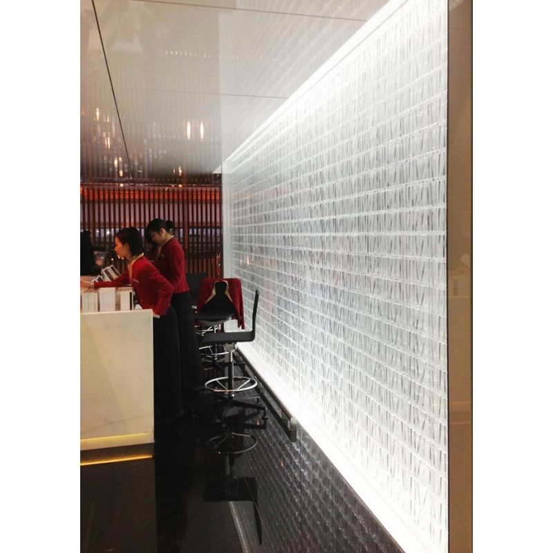 LámparaFabbian Tile 2 - planchas de vidrio en una sala de negocios de un aeropuerto